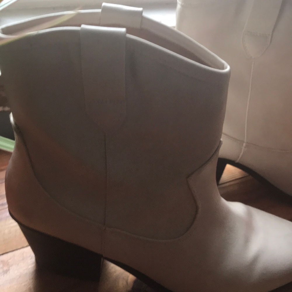 White boots - Picture 2 of 3